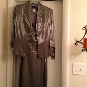 Beautiful full length Mother of the Bride/ Groom gown. 2 piece set